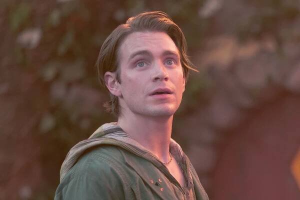Jonathan (Andrew Burnap)