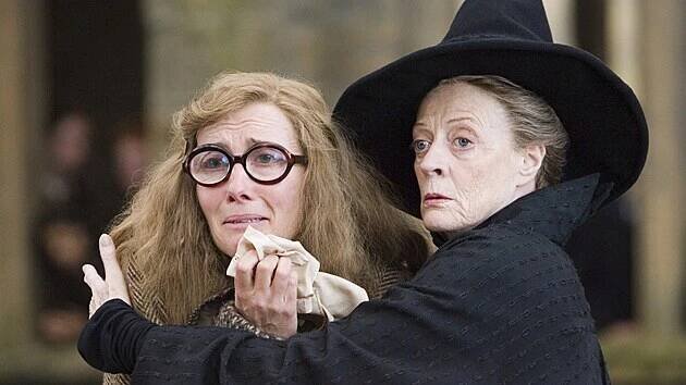 Minerva McGonagallová (Maggie Smithová, vpravo) v pátém díle Harryho Pottera Fénixův řád ve scéně se Sibylou Trelayneyovou (Emma Thompsonová), kterou právě Dolores Umbridgeová (Imelda Stauntonová) chtěla vykázat z Bradavic.