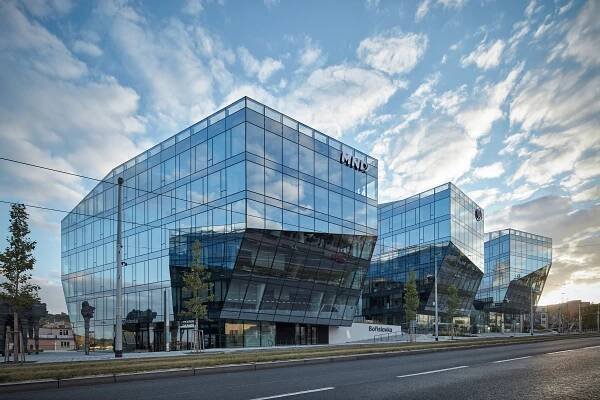 Administrativní centrum jako výtvarné dílo. Komplex za 3,5 miliardy nad stanicí metra Bořislavka připomíná krystaly