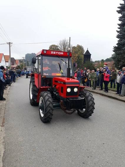 VIDEO: Jede traktor, je to Zetor. V Třeštici na návsi vrčeli plechoví miláčci