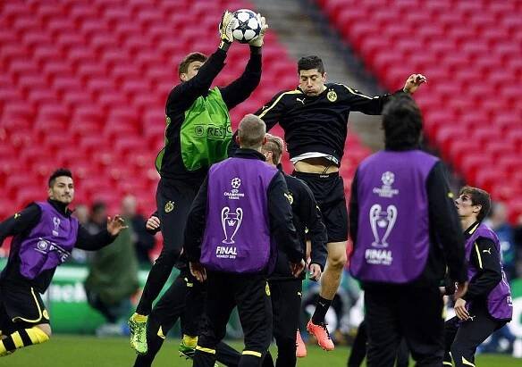 OBRAZEM: Finalisté Ligy mistrů si vyzkoušeli zelený pažit ve Wembley, hýřili dobrou náladou