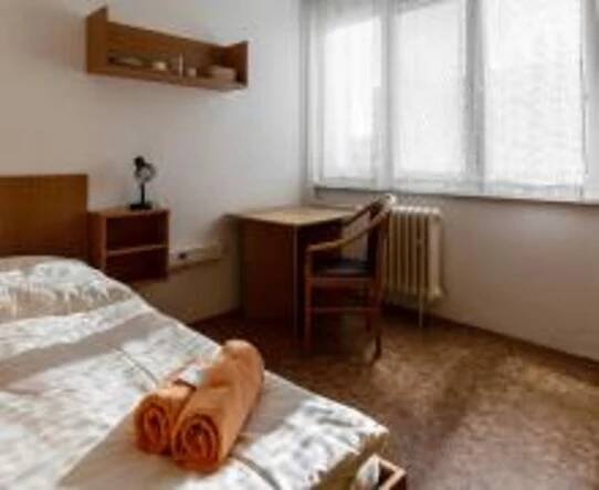 Koleje hlásí plno, studenti v Pardubicích a Hradci bojují o každý pokoj