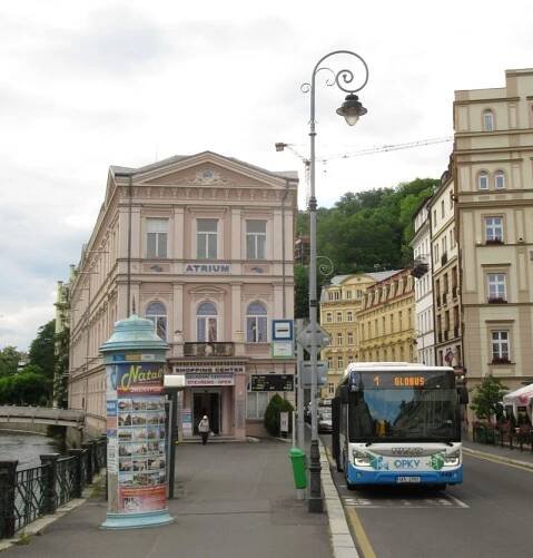 Linka 1 spolu s minibusovou čtyřkou končí v zastávce Lázně III., což je na začátku lázeňské kolonády poblíž hotelu Thermal, který autobus při cestě sem podjíždí.