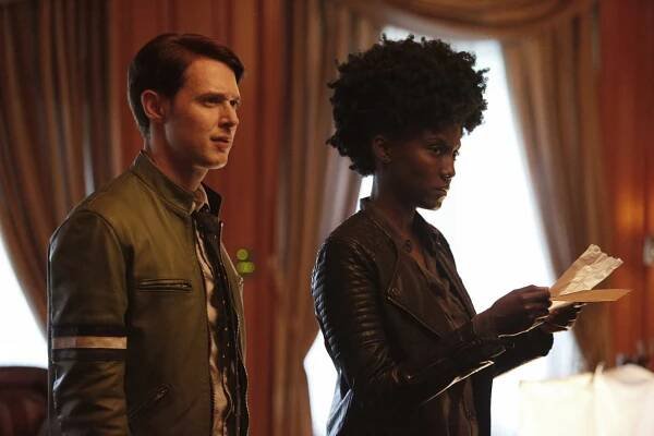 Dirk Gently's Holistic Detective Agency - Rogue Wall Enthusiasts - Z filmu - Samuel Barnett, Jade Eshete