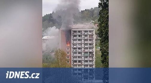 V Železném Brodě hoří byt v panelovém domě - iDNES.tv