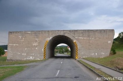 Nedokončený most Baťovy dálnice – Ludkovice
