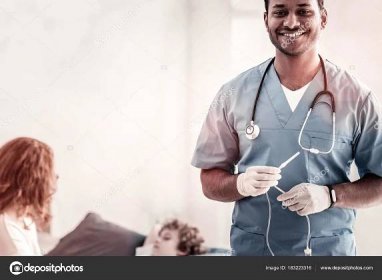 Veselý lékař připravuje odkapávací pro vložení — Stock Fotografie © Dmyrto_Z #183223316