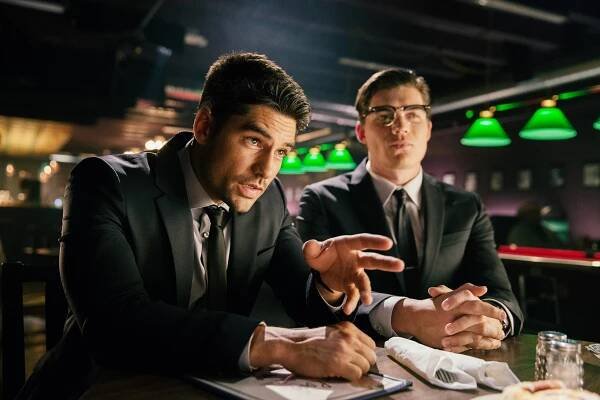 Od soumraku do úsvitu - Bondage - Z filmu - D.J. Cotrona, Zane Holtz