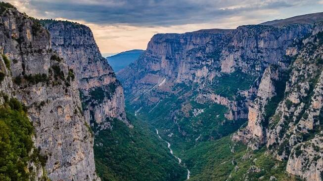 Kamenný svět Zagori: nejhlubší kaňon světa Vikos, staleté mosty i Zkamenělý les - (z)cesty