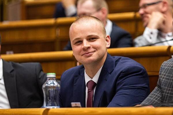 „Vždy stojíme za tradičnou rodinou“ Europoslanec Mazurek naložil ideologickým fanatikom v Európskom parlamente a zablahoželal Gruzínsku - CZ24.NEWS