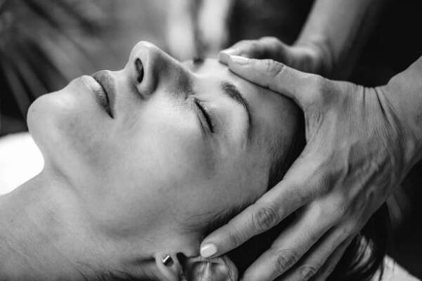 cst terapeut masíruje ženskou hlavu. kraniosakrální terapie masáž. - craniosacral therapy - stock snímky, obrázky a fotky