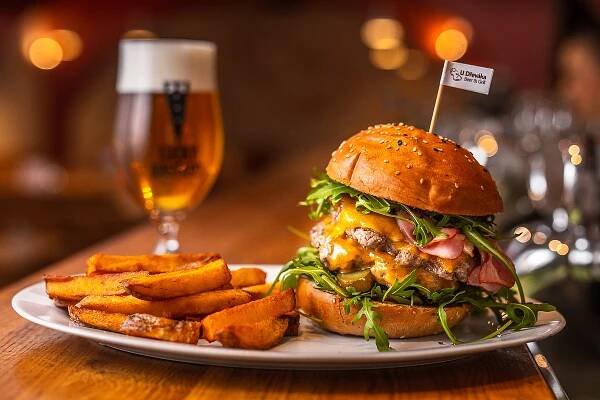 Burgery z food trucku: U Dřeváka sází na velké porce, přístup z lidem a vlastní omáčku