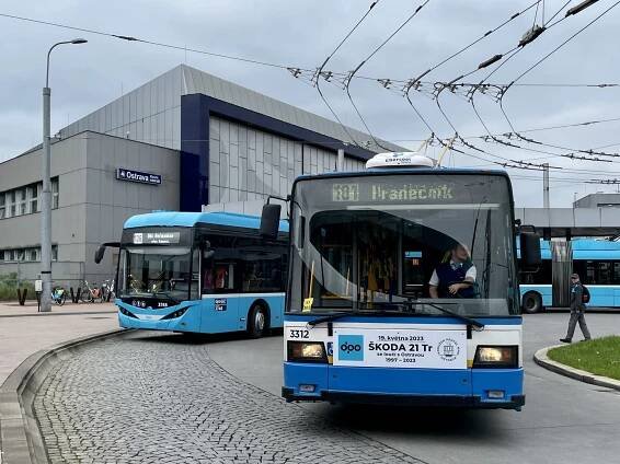 Obrazem: V Ostravě zamířil po 26 letech naposledy do provozu trolejbus Škoda 21Tr - Zdopravy.cz