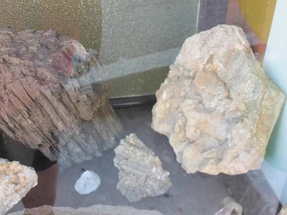 FOTO: Nové muzeum minerálů mají na náměstí ve Velharticích