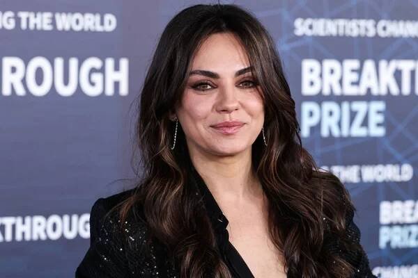 Americká herečka Mila Kunis přijíždí na 9. výroční ceremoniál průlomové ceny, který se koná 15. dubna 2023 v Los Angeles, Kalifornie, Spojené státy americké.. — Stock obrázek