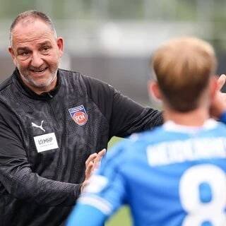 Trainer Frank Schmidt im Gespräch mit Spielern des 1. FC Heidenheim (Foto: IMAGO, Imago/Stefan Bösl)