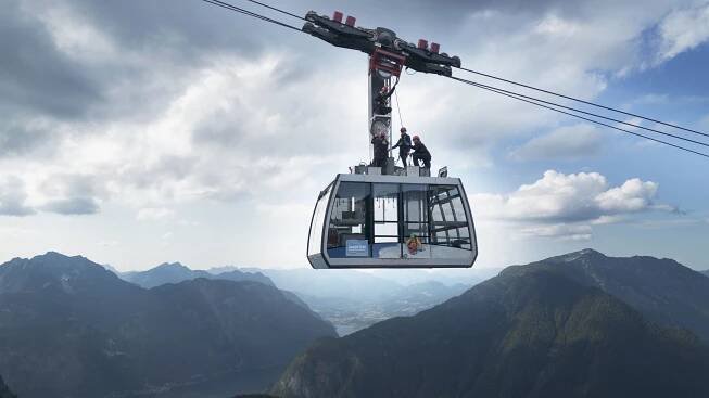 Seilbahnmitarbeiter arbeiten auf der Gondel der Dachstein Krippenstein Seilbahn