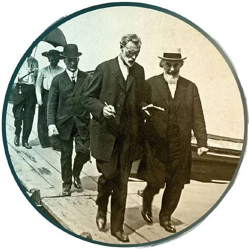 Charles T. Russell s některými spolupracovníky