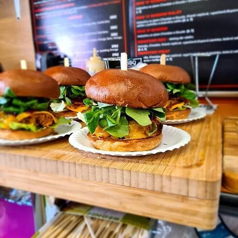 Pochutnejte si: burger menu s hranolky, žebry, křídly i Coca-colou