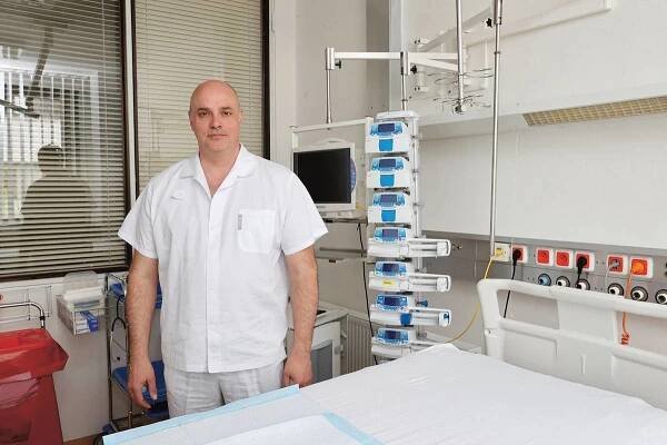 Jestli se pacient probudí z kómatu, záleží i na tom, která část mozku je poškozená, říká primář Viktor Kubricht.