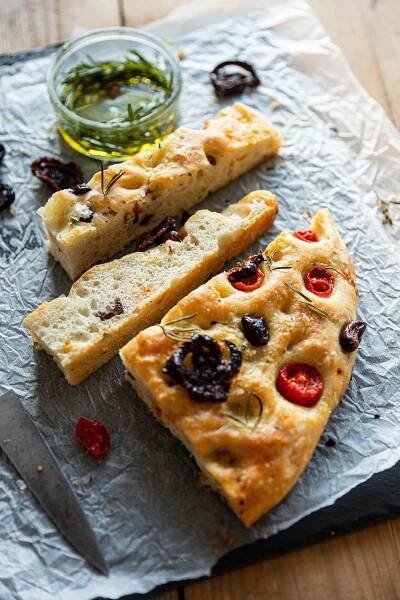Itálie, kterou chcete zažít: Focaccia s rajčaty, olivami a rozmarýnem | Forbes
