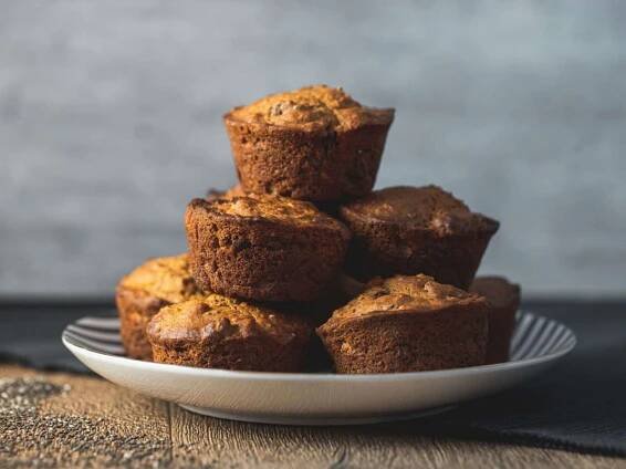 Vláčné mrkvové muffiny s vlašskými ořechy