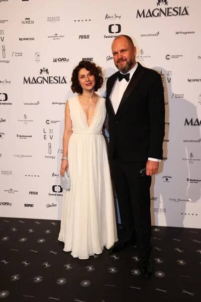 FOTO: Martha Issová s partnerem Davidem Ondříčkem na předávání Českých lvů. – stránka 17