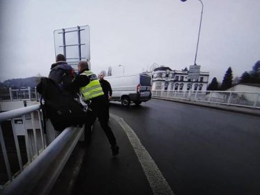 Strážníci zachránili život sebevrahovi. Zabránili mu skočit z mostu