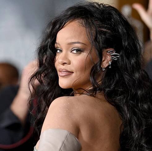 Rihanna just upped it a notch and went all the way blonde