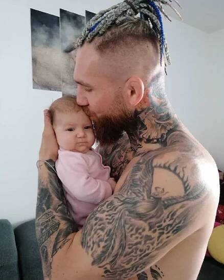 FOTO: Samuel Pirát Krištofič je vzorný tatínek. – stránka 172
