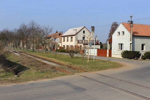 Soubor:Chrášťany, level crossing.jpg