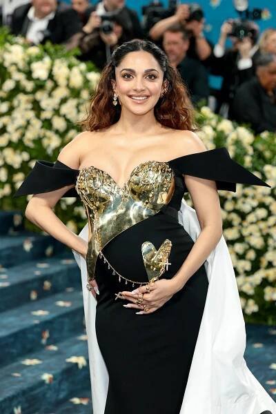 At the heart of Kiara Advani’s look was an antique gold breastplate, sculpted to depict two hearts, mother and child, connected by an abstract umbilical cord
