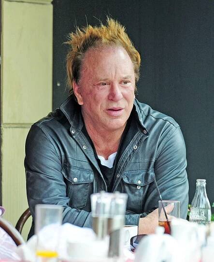Z fešáka kreaturou: Takhle se v průběhu let proměnil na plastikách závislý Mickey Rourke
