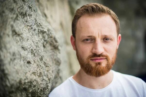 Aleš Petráš (*1988) po maturitě na SOŠ InterDACT v oboru sociální správa na brněnské JAMU vystudoval činoherní herectví. Svou první roli ztvárnil ještě při studiích na scéně Zlínského divadla, kde nastudoval postavu Františka v Hrubínově Romanci pro křídlovku v režii J. Nvoty. V současné době je hercem na volné noze. (DS Indigo Company)