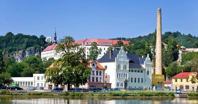 Město Děčín se snaží vyčistit Zámecký rybník od řas a sinic