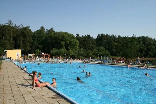 Investice ve Znojmě. Město plánuje modernizaci koupaliště v Mramoticích