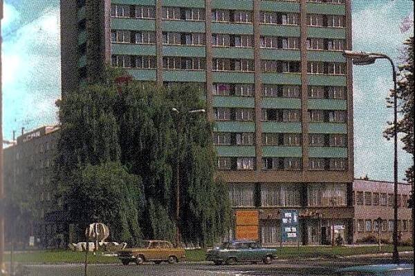 FOTO: To se nepovedlo. Alzabox v Hradci stojí hned vedle sochy Květu Polabí