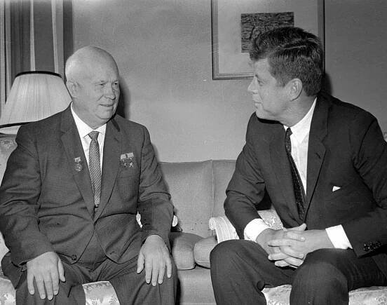 První tajemník se setkal i s americkým prezidentem J. F. Kennedym.
