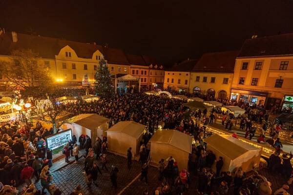 Písek svítí! V neděli se slavnostně rozzářil strom, adventní městečko i kluziště