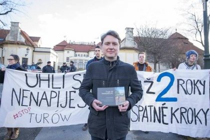 Happening: Už dva roky špatné kroky! | PrahaIN