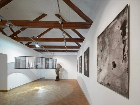 Nové (n)emoce/Výstava generace „Z“ ateliérů Fakulty multimediálních komunikací UTB ve Zlíně | Výstavy | GOČÁROVA GALERIE