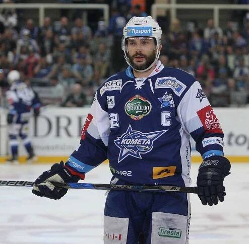 Hokejisté Komety Brno (v modrém) zvítězili ve třetím finálovém utkání 3:2 a ujali se vedení v sérii 2:1 na zápasy.