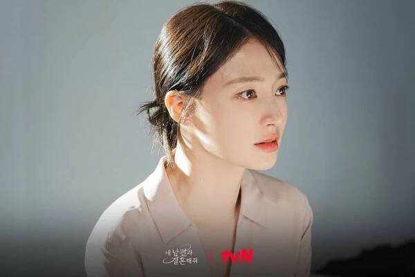 Ha-yoon Song - Nae Nampyeongwa Gyeolhonhaejwo - Fotosky