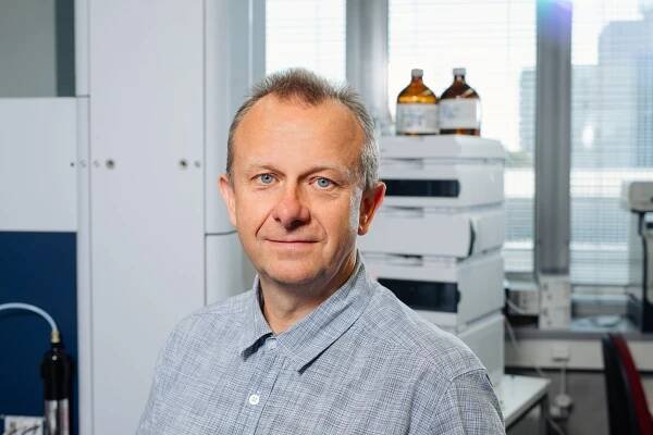 „Naše analýza může usnadnit včasnou detekci karcionomů,“ říká laureát Michal Holčapek – Nadace Experientia