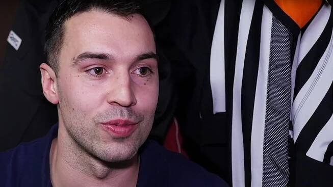 Píšťalka za hokejku. Jakub Šindel si kariéru prodlužuje v pruhovaném