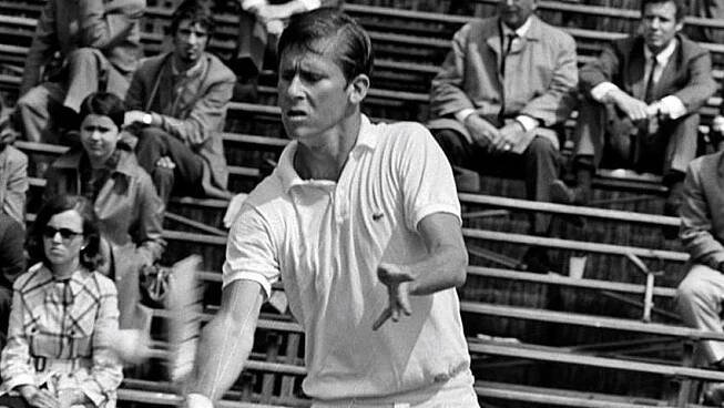  Dennis Ralston (USA)  Američan Dennis Ralston byl drzým a nedůtklivým hráčem, který míval na kurtech často problémy s disciplínou. Největší exces předvedl v roce 1961, kdy v záchvatu vzteku odpálil tři míčky ze stadionu, což je dnes možná úsměvné, ovšem tehdy to bylo něco nehorázného. Na žebříčku ATP to dotáhl nejvýš v roce 1966, kdy figuroval na pátém místě. Ve sbírce úspěchů má finálovou účast ve Wimbledonu (1966) a pět grandslamových titulů ze čtyřhry (třikrát US Open, Wimbledon a French Open).