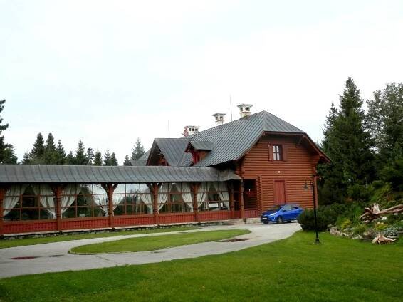 Pohled na areál zámečku z boku