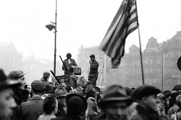 Osvobození Prahy? 'Napůl fraška, napůl tragédie. Komunisti se báli Američanů, tak se čekalo na Rudou armádu'