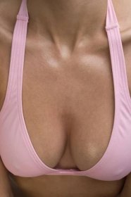 Krásná prsa bez silikonů? Spolehněte se na vnitřní podprsenku