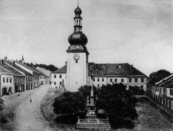 Potštát, náměstí s hodinovou věží, pohled k severu; před rokem 1903 (sbírka Jiřího Fiedlera).